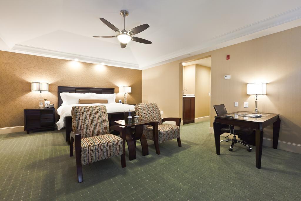 Town & Country Inn And Suites 찰스턴 외부 사진