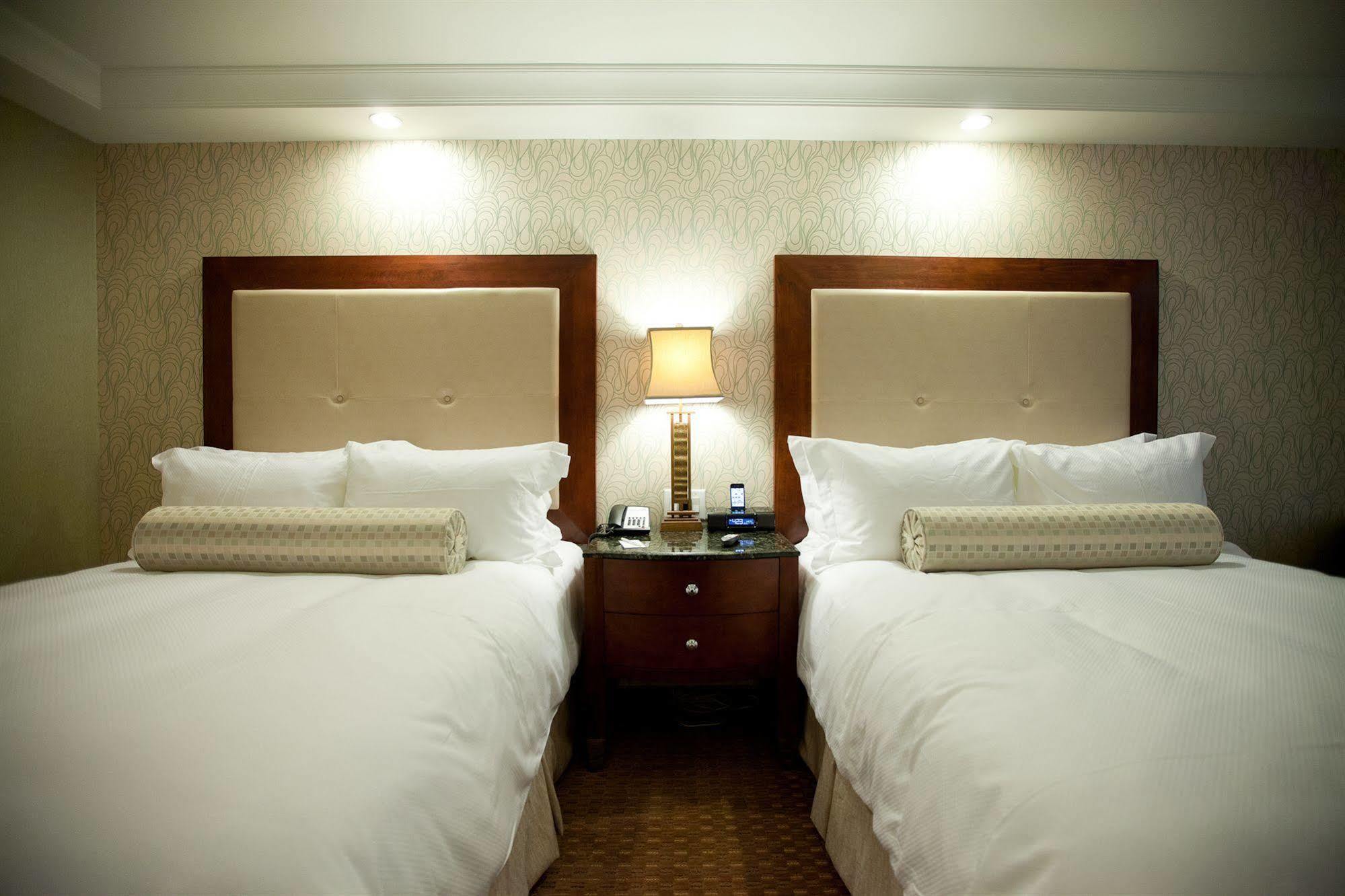 Town & Country Inn And Suites 찰스턴 외부 사진