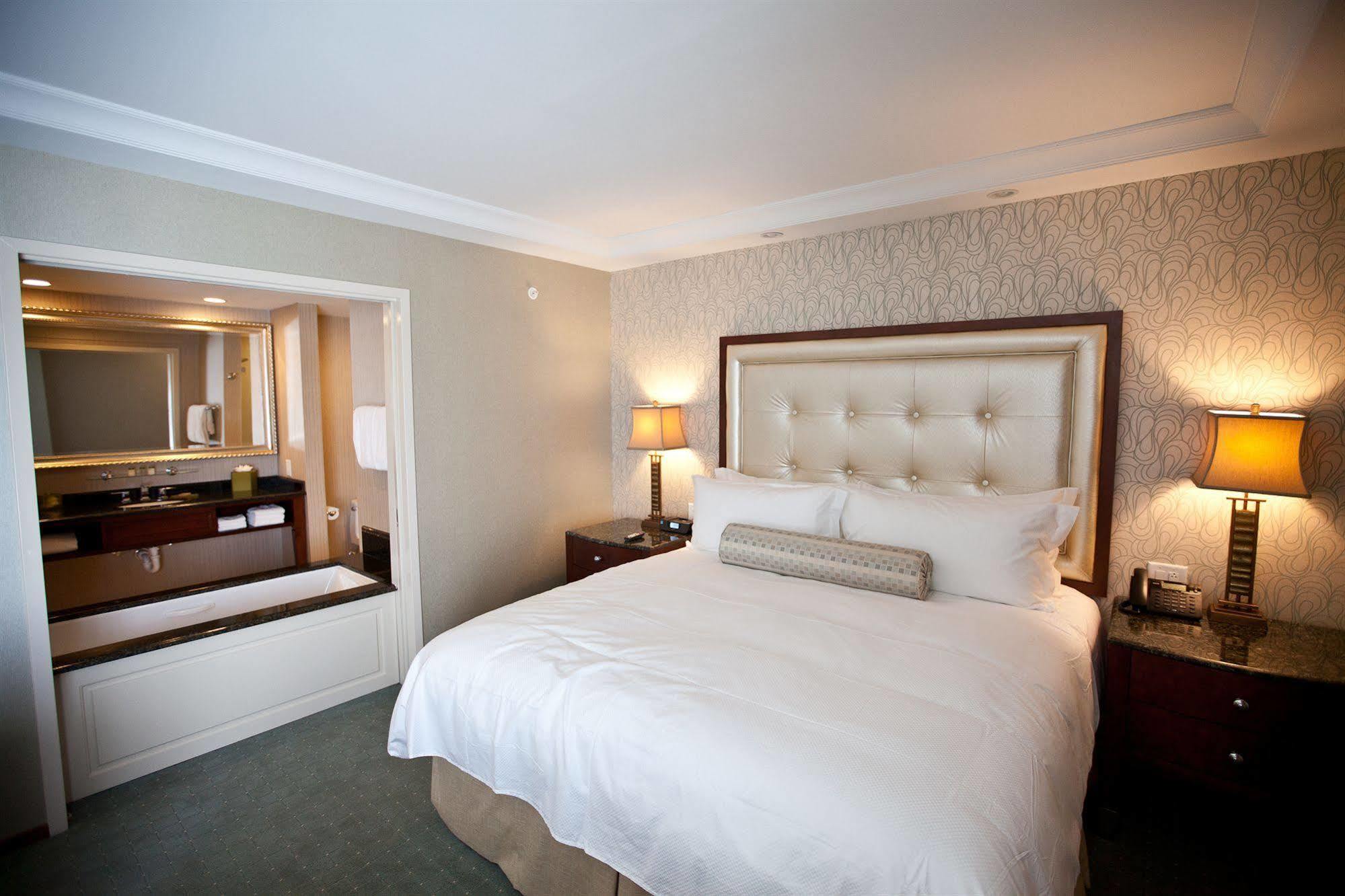 Town & Country Inn And Suites 찰스턴 외부 사진